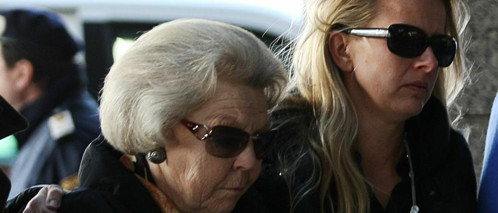 Königin Beatrix (li.) mit Frisos Frau Mabel.