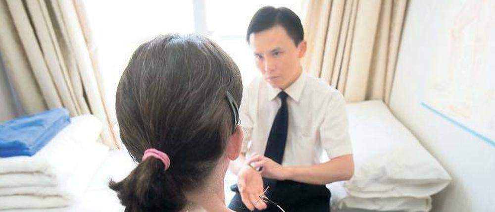 Wehwehchen werden auf Jangtse-Kreuzern auch mal unkonventionell behandelt. 