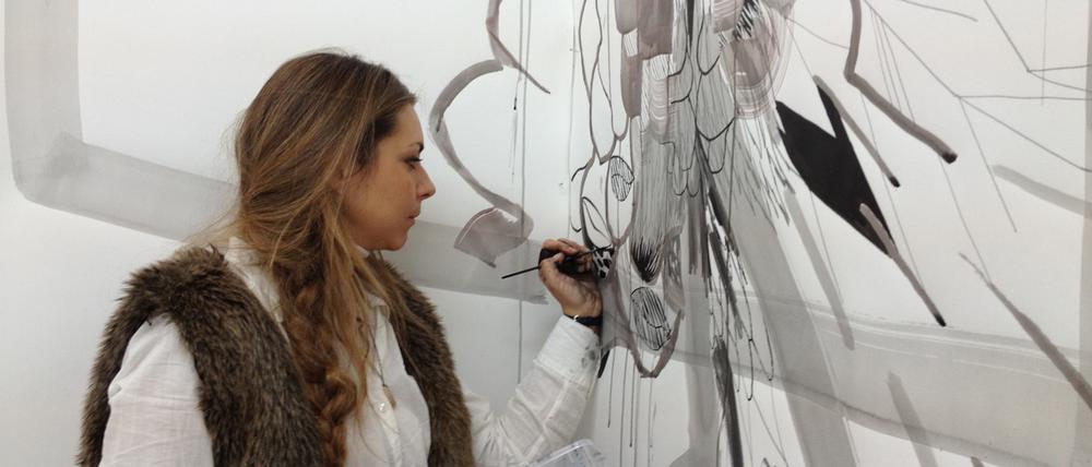 Künstlerin Yvonne Andreini bei der Arbeit.