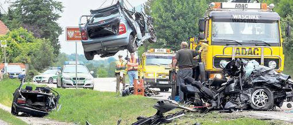 Unfall. Rettungskräfte beobachten im Juni 2011 auf der B2 bei Donauwörth die Bergung eines Autos. 2011 starben auf deutschen Straßen 3991 Menschen. Foto: dpa