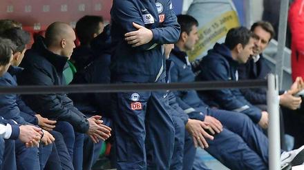 Da fällt auch König Otto nichts mehr ein. Hertha-Coach Rehhagel beim 0:3 der Berliner in Augsburg.