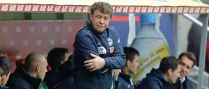 Da fällt auch König Otto nichts mehr ein. Hertha-Coach Rehhagel beim 0:3 der Berliner in Augsburg.