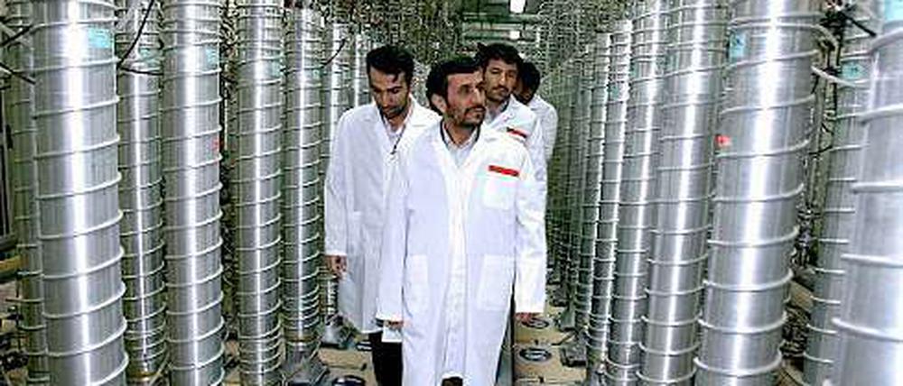 Präsident Mahmud Ahmadinedschad bei einem Rundgang durch die Atomanlage in Natans (2007)