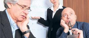 Ignoriert. Geben Frauen ihre Vorschläge laut in die Runde, adressieren sie jeden. Den Chef aber werden sie so nicht erreichen. Foto: dpa