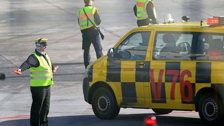 Der Frankfurter Flughafen ersetzt das streikende Bodenpersonal teilweise mit ehemaligen Mitarbeitern oder mit kurzfristig geschulten Kräften.