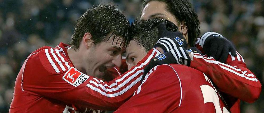 Die Hamburger bejubeln den Ausgleichstreffer zum 1:1 durch Arslan.