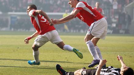 Hasch mich. Mohamed Zidan (l.) hat zum 1:0 getroffen udn ist nicht einmal von Kollege Adam Szalai zu halten. Am Boden: Der Lauterer und Ex-Mainzer Mathias Abel.