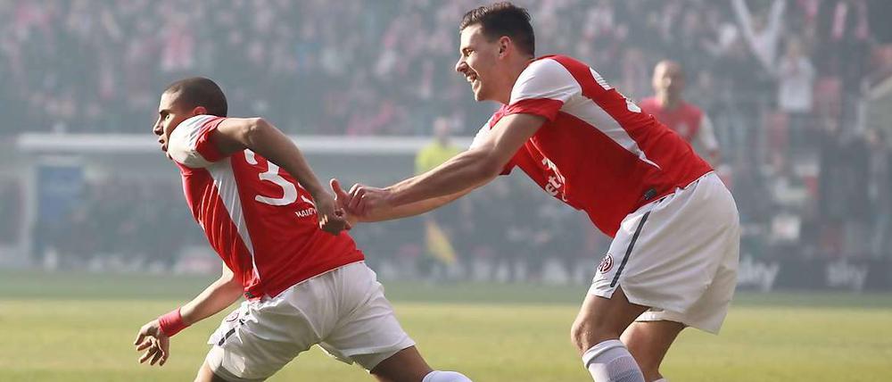 Hasch mich. Mohamed Zidan (l.) hat zum 1:0 getroffen udn ist nicht einmal von Kollege Adam Szalai zu halten. Am Boden: Der Lauterer und Ex-Mainzer Mathias Abel.