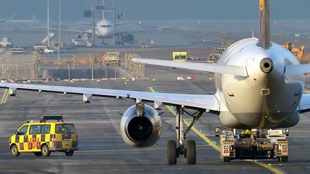 Am Frankfurter Flughafen geht der Streik am Dienstag weiter. Der Tarifkonflikt ist festgefahren.