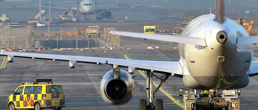 Am Frankfurter Flughafen geht der Streik am Dienstag weiter. Der Tarifkonflikt ist festgefahren.