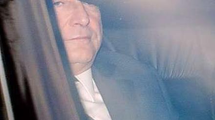Eine schwere Fahrt. Strauss-Kahn auf dem Weg zur Polizei in Lille.
