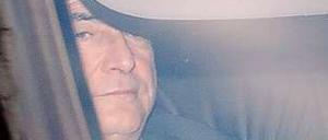 Eine schwere Fahrt. Strauss-Kahn auf dem Weg zur Polizei in Lille.