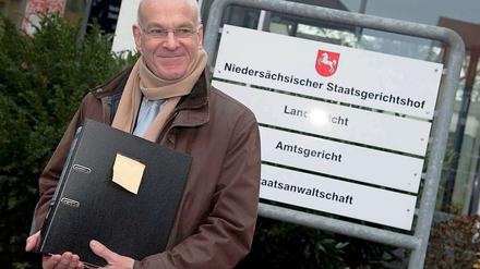 Der ehemalige niedersächsische Innenminister und SPD-Abgeordnete Heiner Bartling mit der Akte, die die Klage enthält.