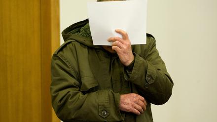 Der mutmaßliche Täter beim Prozessauftakt.