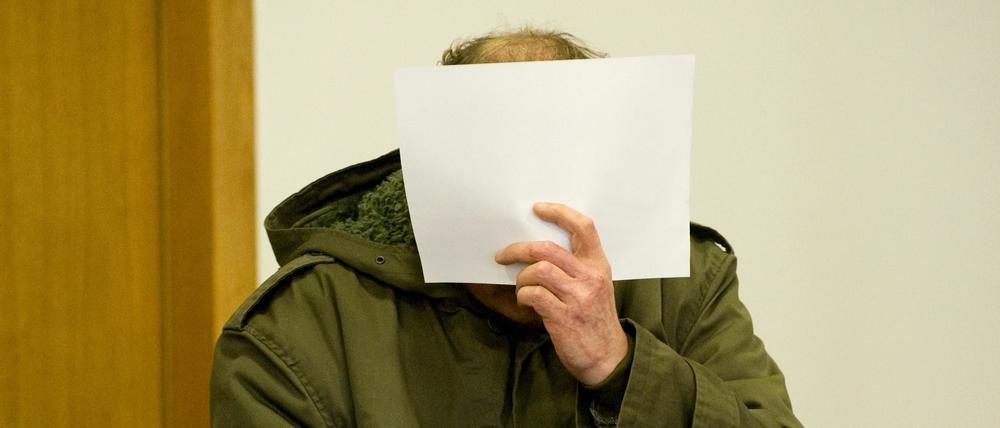 Der mutmaßliche Täter beim Prozessauftakt.