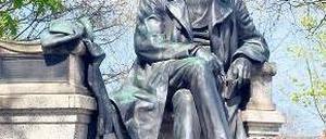 Ein Mann, ein Wahrzeichen. Auch das Fontane-Denkmal erinnert an den berühmten Sohn der Stadt. Foto: Thilo Rückeis