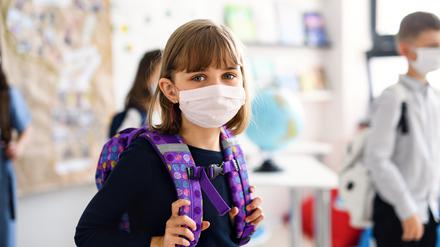 Hinweise darauf, dass Kinder besonders unter Masken leiden, gibt es nicht. eine Nachteile beim Lernen sind aber zumindest plausibel.