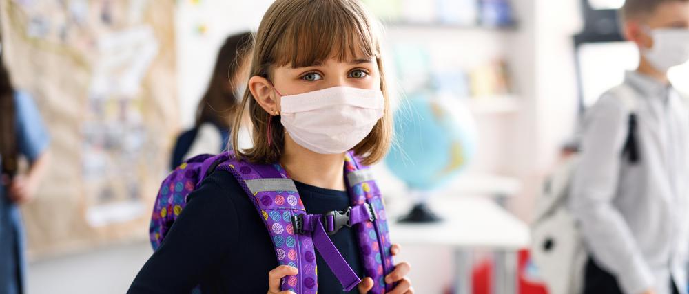 Hinweise darauf, dass Kinder besonders unter Masken leiden, gibt es nicht. eine Nachteile beim Lernen sind aber zumindest plausibel.
