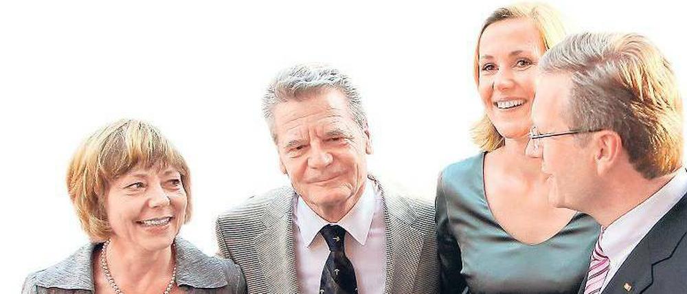 Alt und neu. Das Präsidentenpaar in spe Daniela Schadt und Joachim Gauck mit dem Ex-Präsidentenpaar Bettina und Christian Wulff (v.l.). Foto: dpa