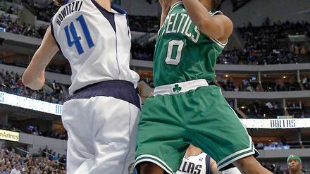 Dirk Nowitzki gelingt gegen Bostons Avery Bradley der 1000. Block seiner (Hauptrunden-)Karriere.