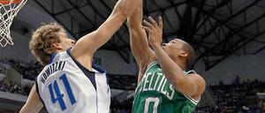 Dirk Nowitzki gelingt gegen Bostons Avery Bradley der 1000. Block seiner (Hauptrunden-)Karriere.