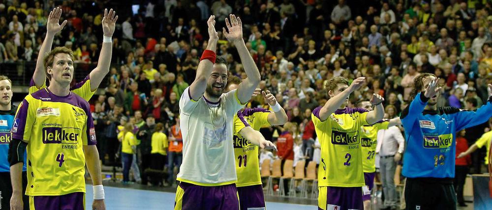 Füchse feiern mit ihren Fans den größten Vereinserfolg: den Einzug ins Champions-League-Achtelfinale.