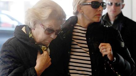 Königin Beatrix mit Schwiegertochter Mabel beim Betreten des Krankenhauses in Innsbruck.