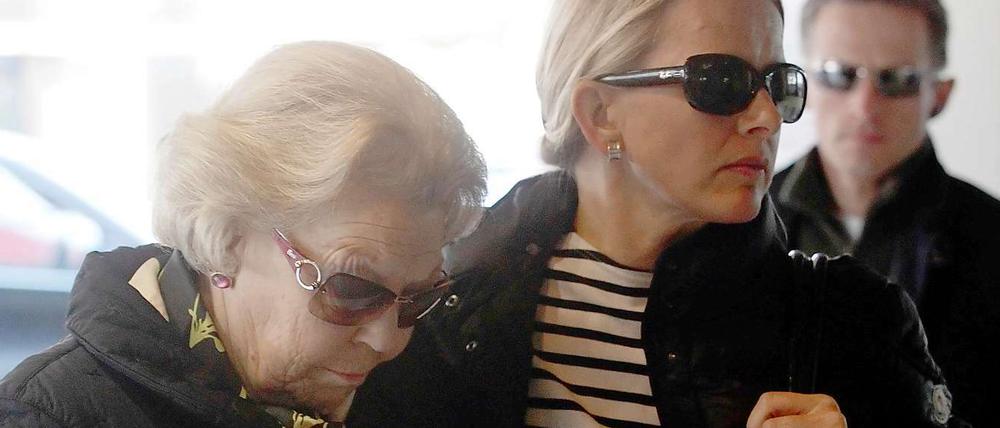 Königin Beatrix mit Schwiegertochter Mabel beim Betreten des Krankenhauses in Innsbruck.