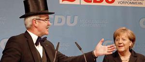 Bundeskanzlerin Angela Merkel beim politischen Aschermittwoch der CDU Mecklenburg-Vorpommern in Demmin mit Büttenredner Werner Kuhn