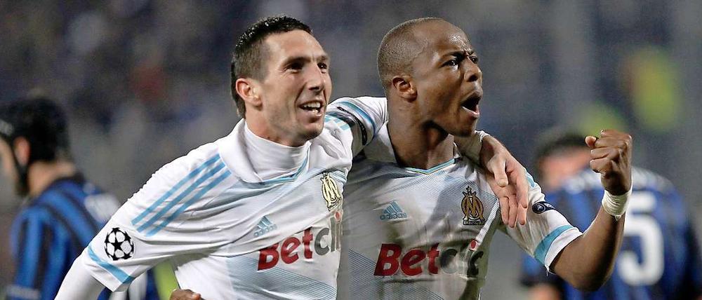 Später Jubel für Olympique Marseille. Der Ghanaer Andre Ayew (r.) traf in der Nachspielzeit zum 1:0 Sieg gegen Inter Mailand.