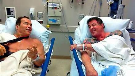 Schulter an Schulter: Arnold Schwarzenegger und Sylvester Stallone in einem Krankenhaus in Los Angeles, wo sich beide einer Schulteroperation unterziehen mussten.