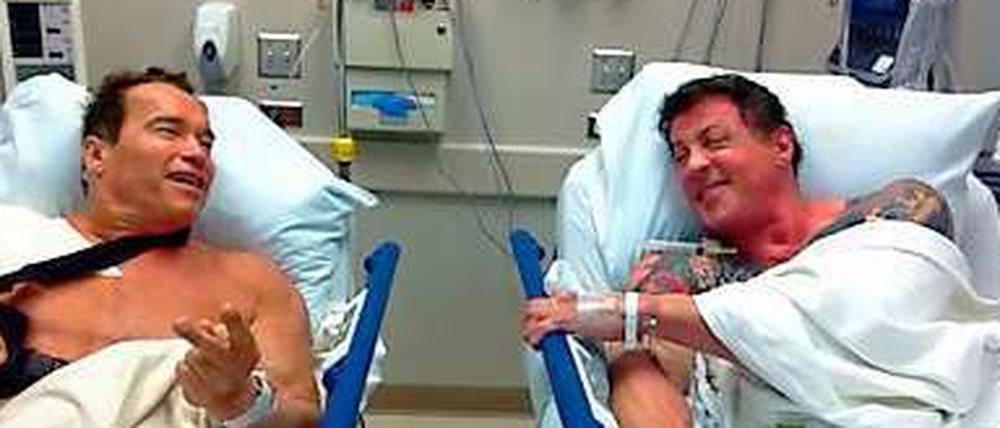 Schulter an Schulter: Arnold Schwarzenegger und Sylvester Stallone in einem Krankenhaus in Los Angeles, wo sich beide einer Schulteroperation unterziehen mussten.