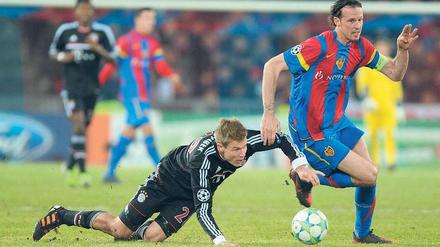 Im Straucheln. Die Bayern um Badstuber (links gegen Basels Streller) bleiben erneut ohne Tor und bangen ums Weiterkommen. Foto: dpa