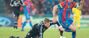 Im Straucheln. Die Bayern um Badstuber (links gegen Basels Streller) bleiben erneut ohne Tor und bangen ums Weiterkommen. Foto: dpa