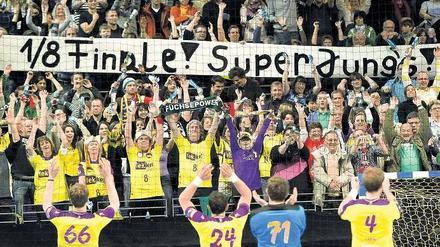 Applaus, Applaus! Die Mannschaft der Füchse bejubelt zusammen mit ihren Fans den größten Erfolg der Vereinsgeschichte. Foto: