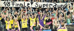 Applaus, Applaus! Die Mannschaft der Füchse bejubelt zusammen mit ihren Fans den größten Erfolg der Vereinsgeschichte. Foto: