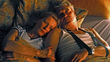 Zu zweit ist man weniger allein. Oskar (Henry Hübchen) und Irmgard (Dagmar Manzel) lieben sich. 