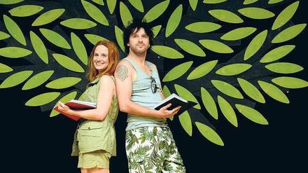 Verzettelt. Frau und Mann – gespielt von Vera Bolten und Alex Melcher – haben jede Menge Ärger im Garten Eden.