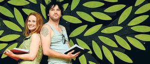 Verzettelt. Frau und Mann – gespielt von Vera Bolten und Alex Melcher – haben jede Menge Ärger im Garten Eden.