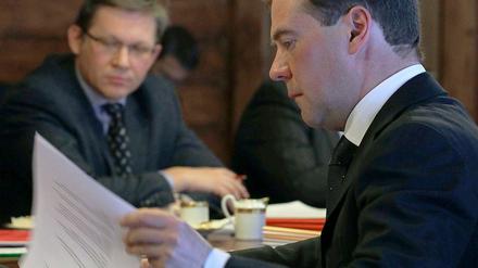 Reform auf Wiedervorlage: Präsident Dmitri Medwedew beim Treffen mit dem liberalen Politiker Wladimir Ryschkow (links) und anderen Oppositionellen. 
