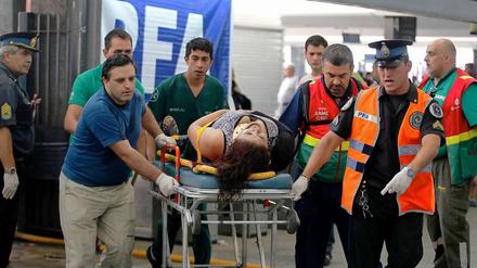 Rettungskräfte bergen eine Verletzte nach dem Zugunglück in Buenos Aires.