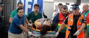 Rettungskräfte bergen eine Verletzte nach dem Zugunglück in Buenos Aires.