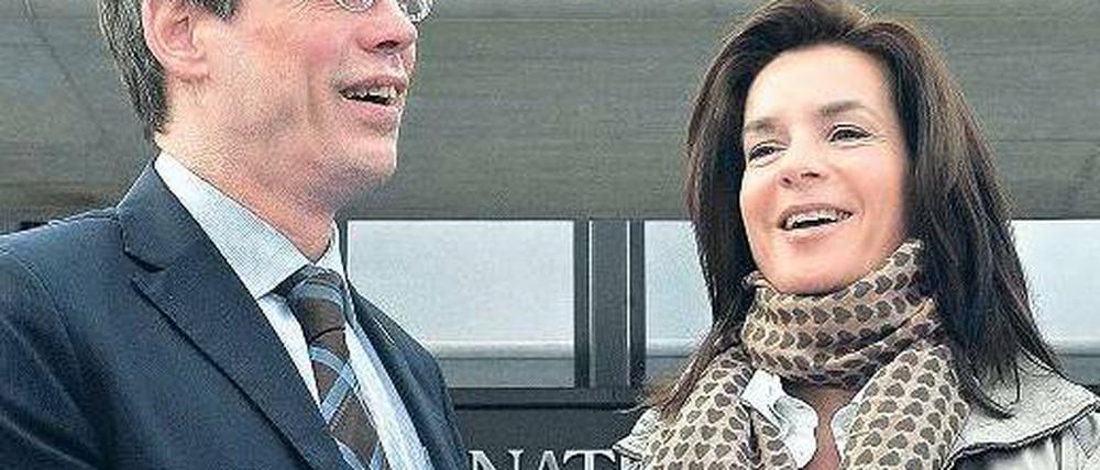 Olympische Buchhändler. Katarina Witt und Bernhard Schwank übergaben am Dienstag das Bewerbungsbuch der Münchner Bewerbung für die Winterspiele 2018 an das Internationale Olympische Komitee. Foto: dpa