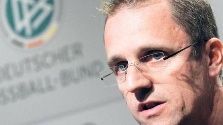 Tim Meyer, 43, ist seit 2001 Mannschaftsarzt der deutschen Fußball-Nationalmannschaft und dort für das Anti-Doping-Management zuständig. Zudem ist er Professor für Sport- und Präventivmedizin an der Universität des Saarlandes. 