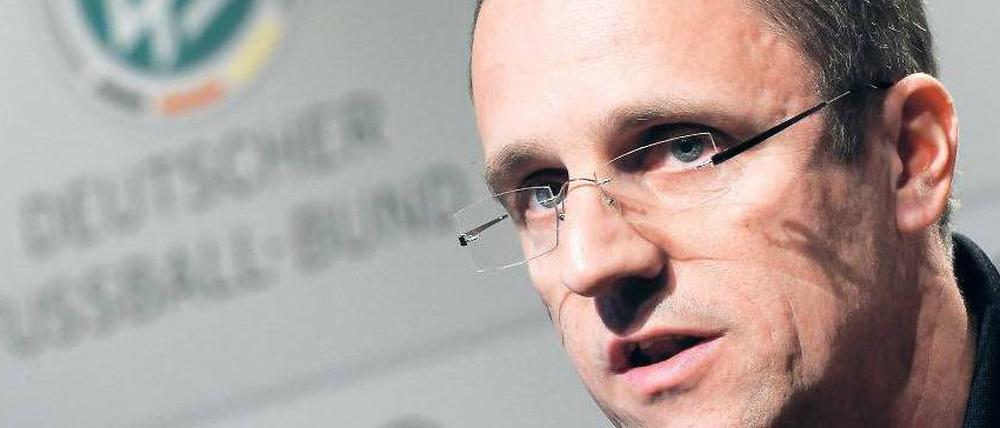 Tim Meyer, 43, ist seit 2001 Mannschaftsarzt der deutschen Fußball-Nationalmannschaft und dort für das Anti-Doping-Management zuständig. Zudem ist er Professor für Sport- und Präventivmedizin an der Universität des Saarlandes.