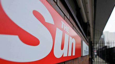 Die britische Polizei hat fünf Reporter der "Sun" festgenommen.
