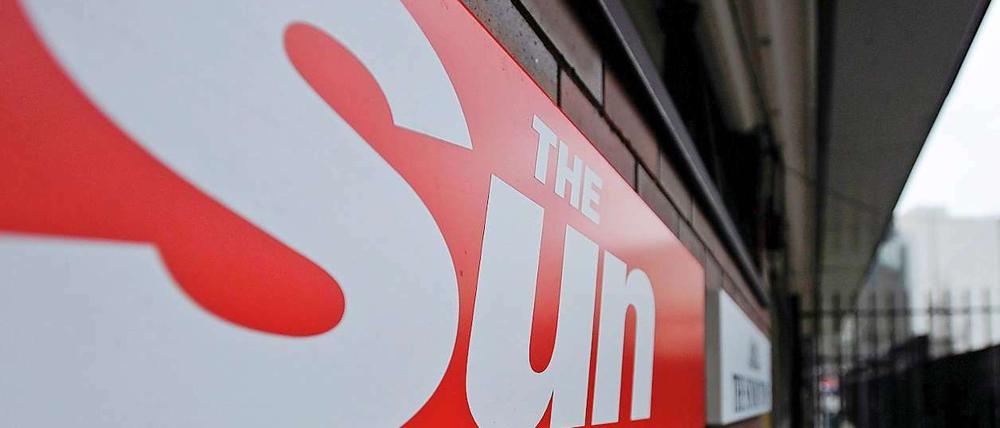 Die britische Polizei hat fünf Reporter der "Sun" festgenommen.