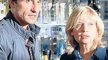 Gleichwertig. Die Kommissare Nils Stedefreund (Oliver Mommsen, 43) und Inga Lürsen (Sabine Postel, 57) ermitteln seit 2001 gemeinsam im Bremer „Tatort“. In der heutigen Folge (ARD, 20 Uhr 15) wird ein Tankstellenbesitzer ermordet. Foto: Radio Bremen