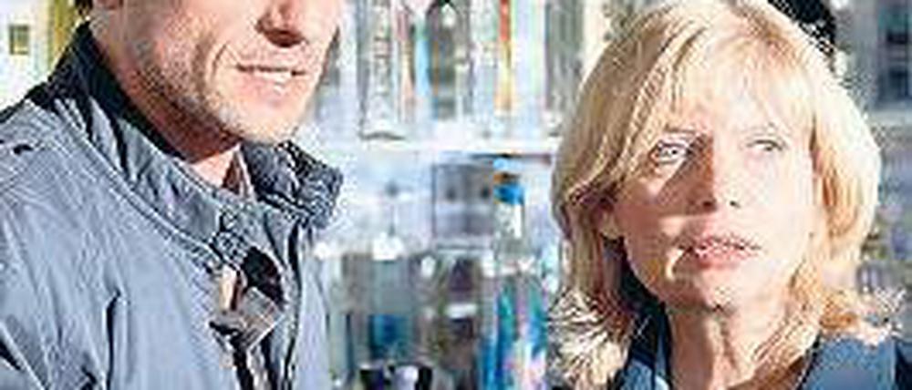 Gleichwertig. Die Kommissare Nils Stedefreund (Oliver Mommsen, 43) und Inga Lürsen (Sabine Postel, 57) ermitteln seit 2001 gemeinsam im Bremer „Tatort“. In der heutigen Folge (ARD, 20 Uhr 15) wird ein Tankstellenbesitzer ermordet. Foto: Radio Bremen