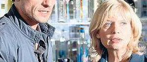 Gleichwertig. Die Kommissare Nils Stedefreund (Oliver Mommsen, 43) und Inga Lürsen (Sabine Postel, 57) ermitteln seit 2001 gemeinsam im Bremer „Tatort“. In der heutigen Folge (ARD, 20 Uhr 15) wird ein Tankstellenbesitzer ermordet. Foto: Radio Bremen